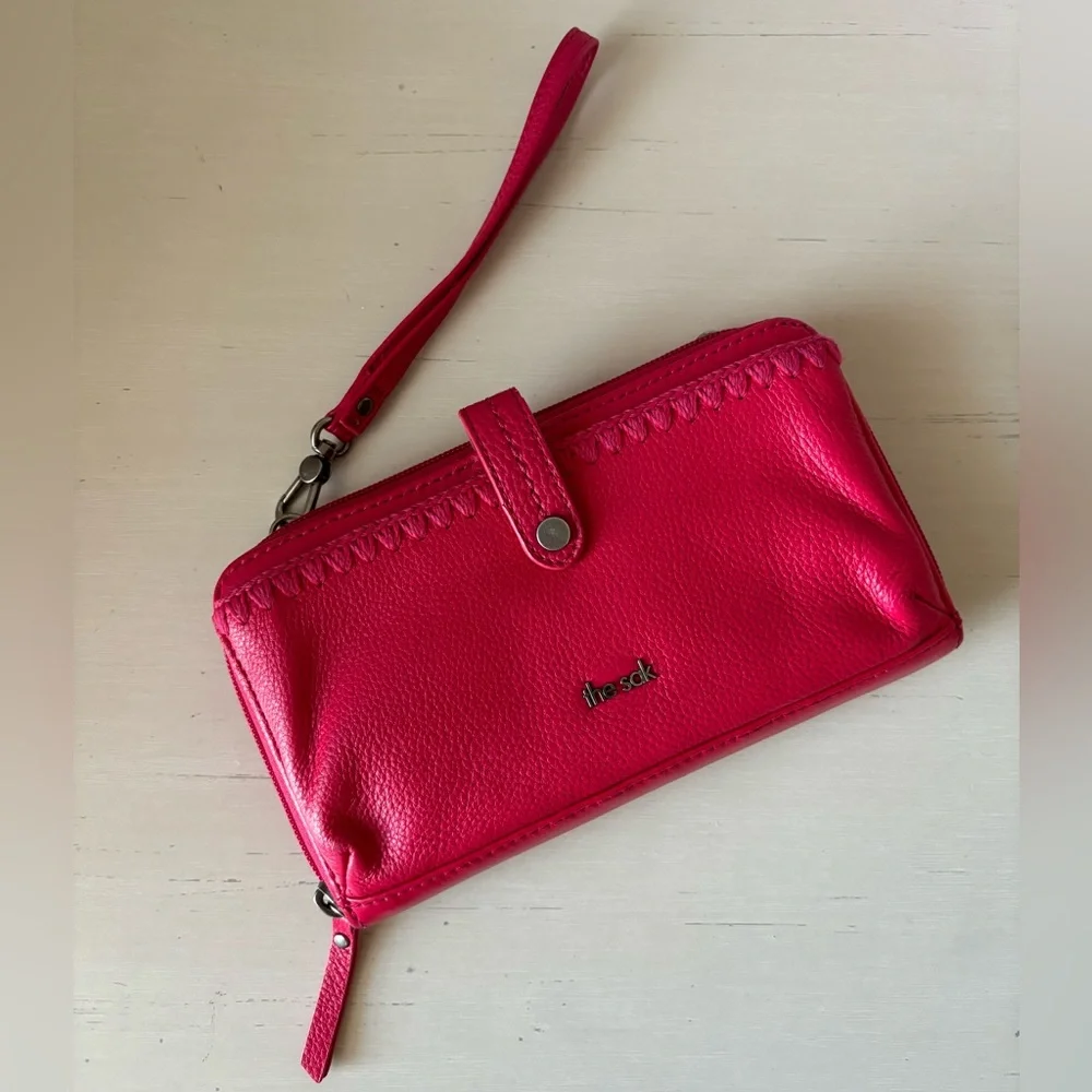 the Sak Iris Smartphone Wallet fuchsia pink